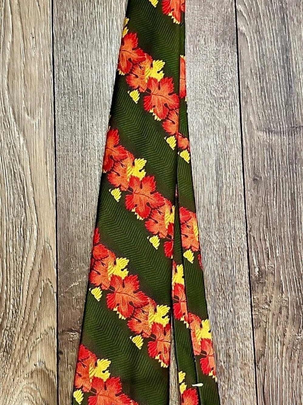 Johnny Carson Floral Green & Red Polyester Tie Like New